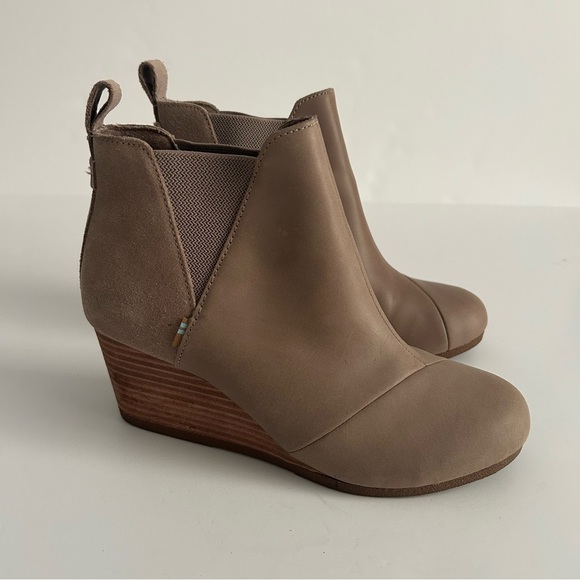 Toms Kelsey Chelsea Slip-on Leather/Elastic Wedge Boot - Picture 4 of 9